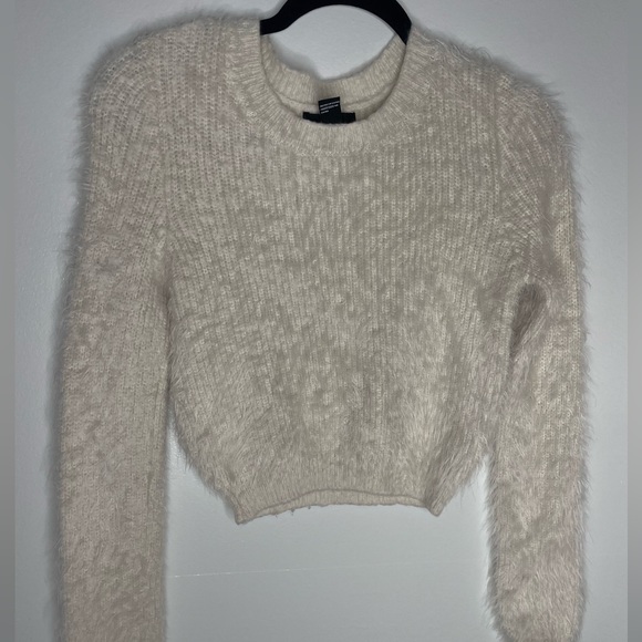 Fluffy winter sweater (s) - Picture 1 of 4